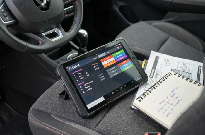 Écran de diagnostic OBD-II affichant un code défaut sur la console centrale d'une Renault avec manuel de réparation
